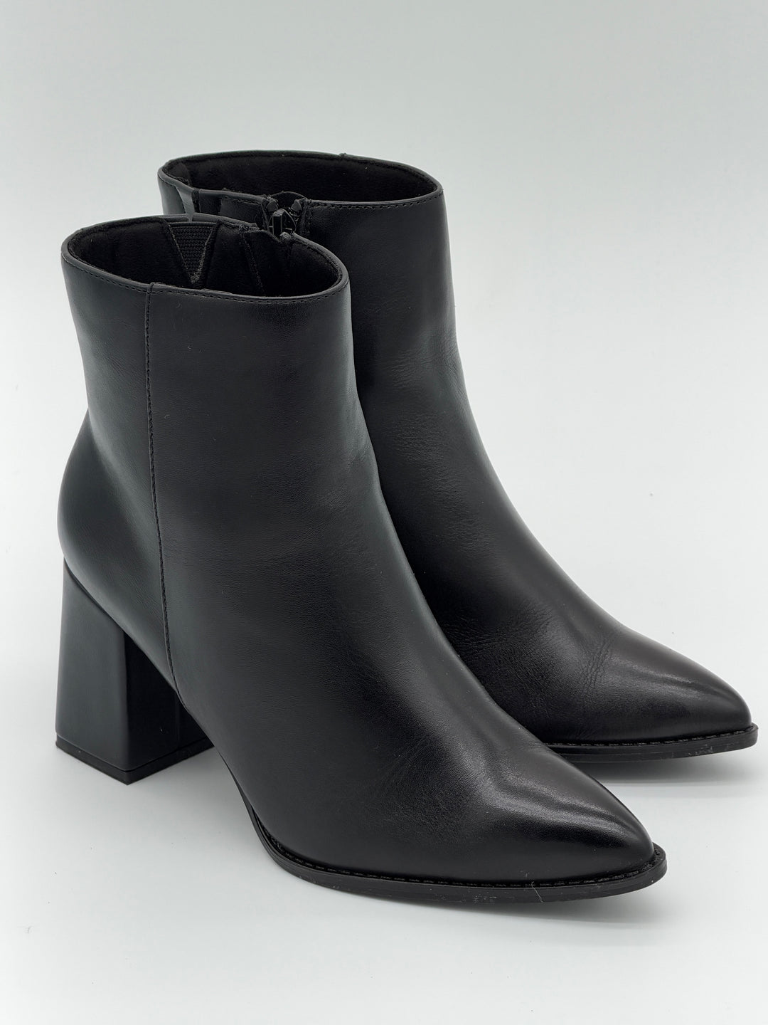 Bottines noires en cuir 2-25367-47 001 Marco Tozzi