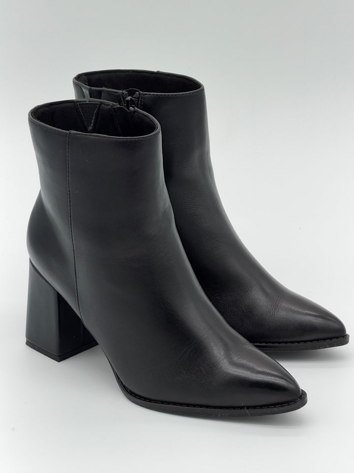 Bottines noires en cuir 2-25367-47 001 Marco Tozzi