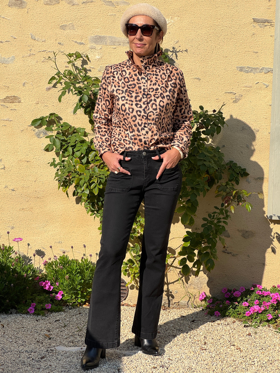 Chemise léopard col montant à froufrous SACHA In April 1986