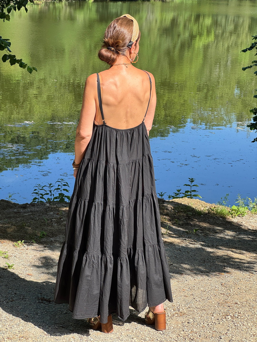 Robe noire empire bijou soleil doré SOLEIL