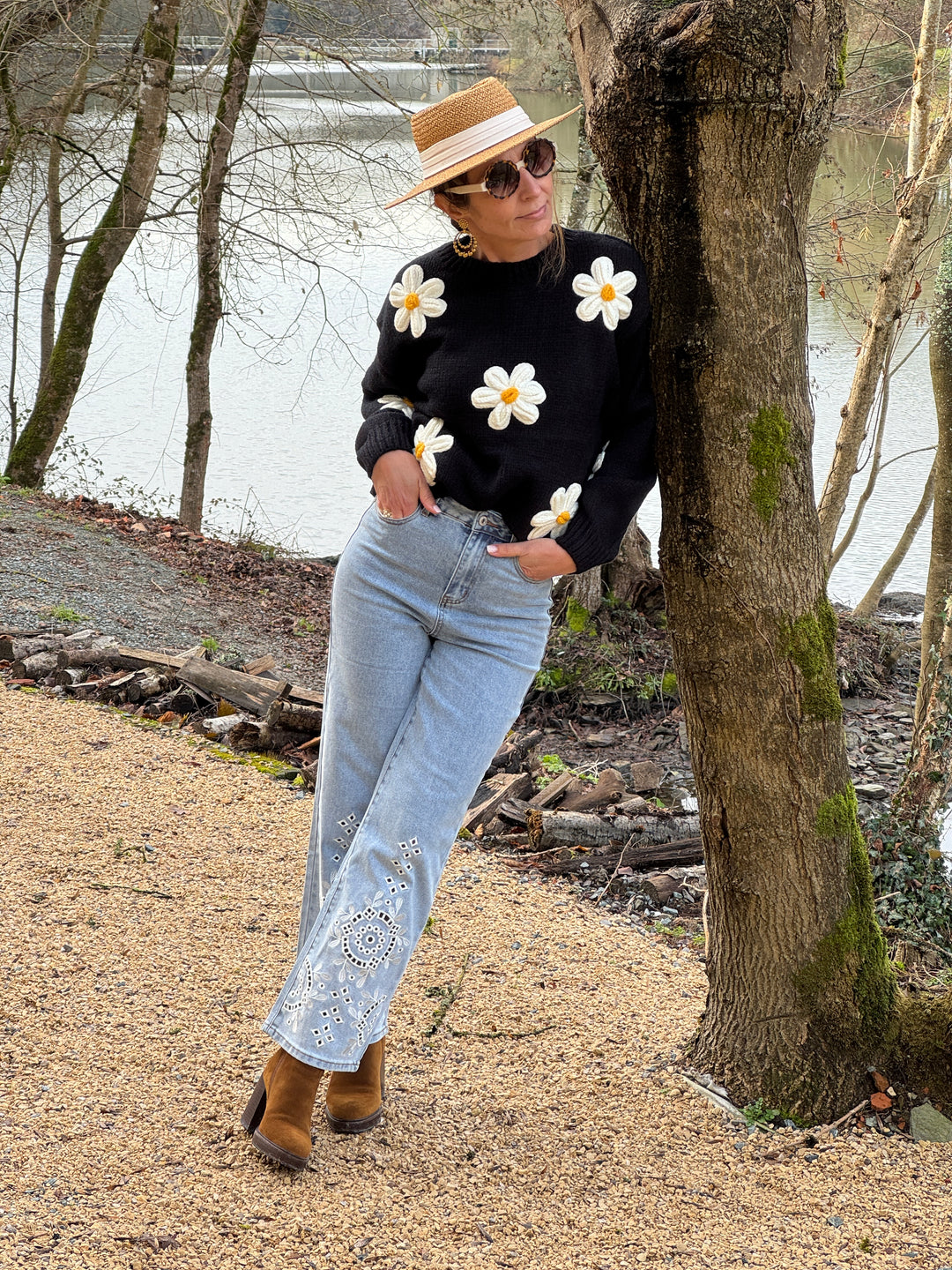 Pull noir marguerite écru col rond COQUELICOT