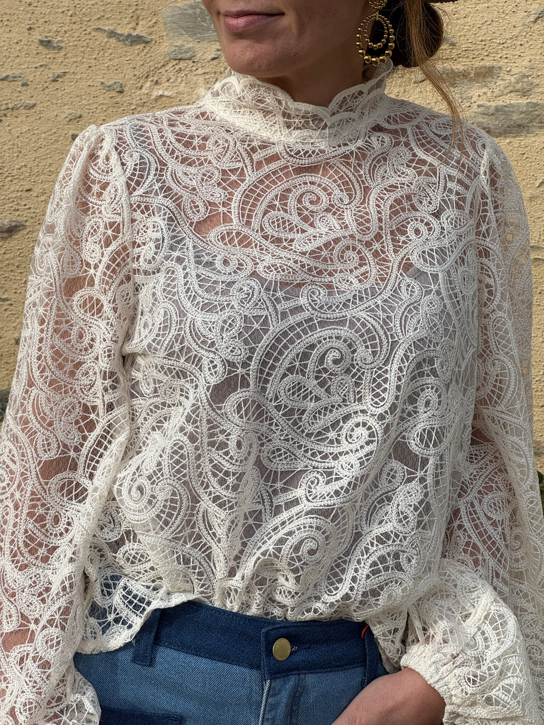 Blouse dentelle motif cachemire col montant écru AGLAE
