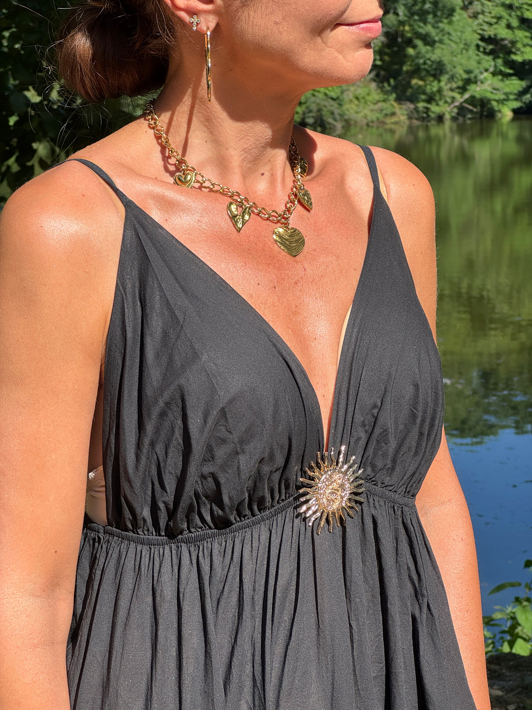 Robe noire empire bijou soleil doré SOLEIL