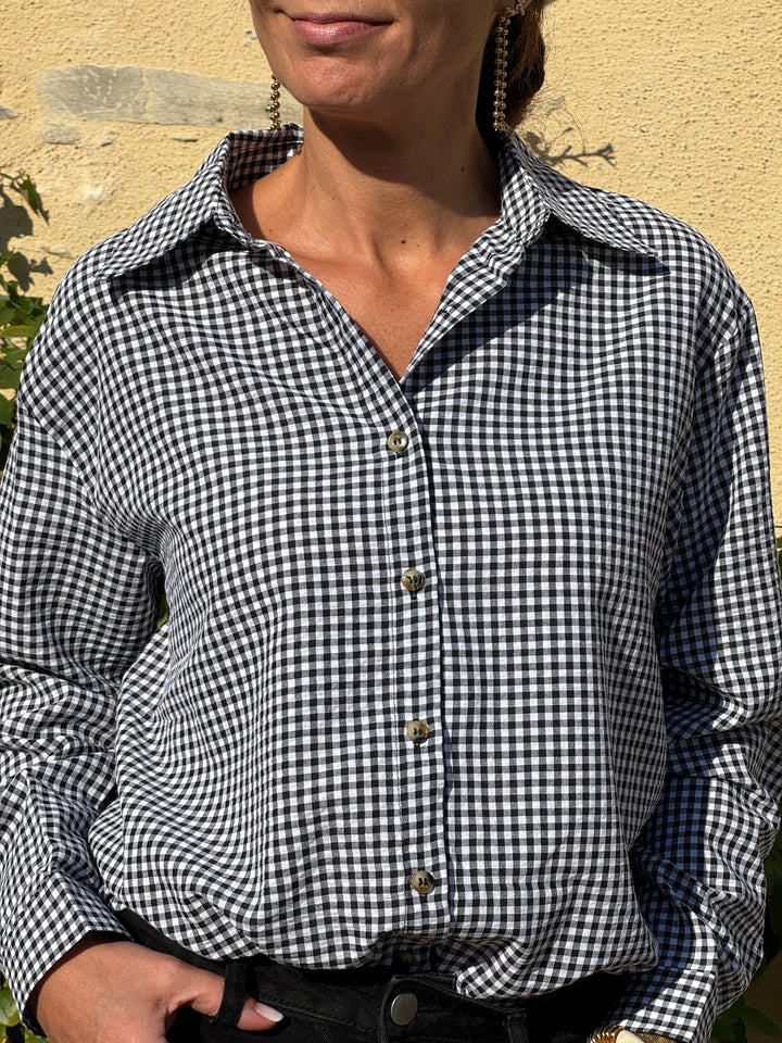 Chemise carreaux noir sur fond blanc ALIXANE In April 1986