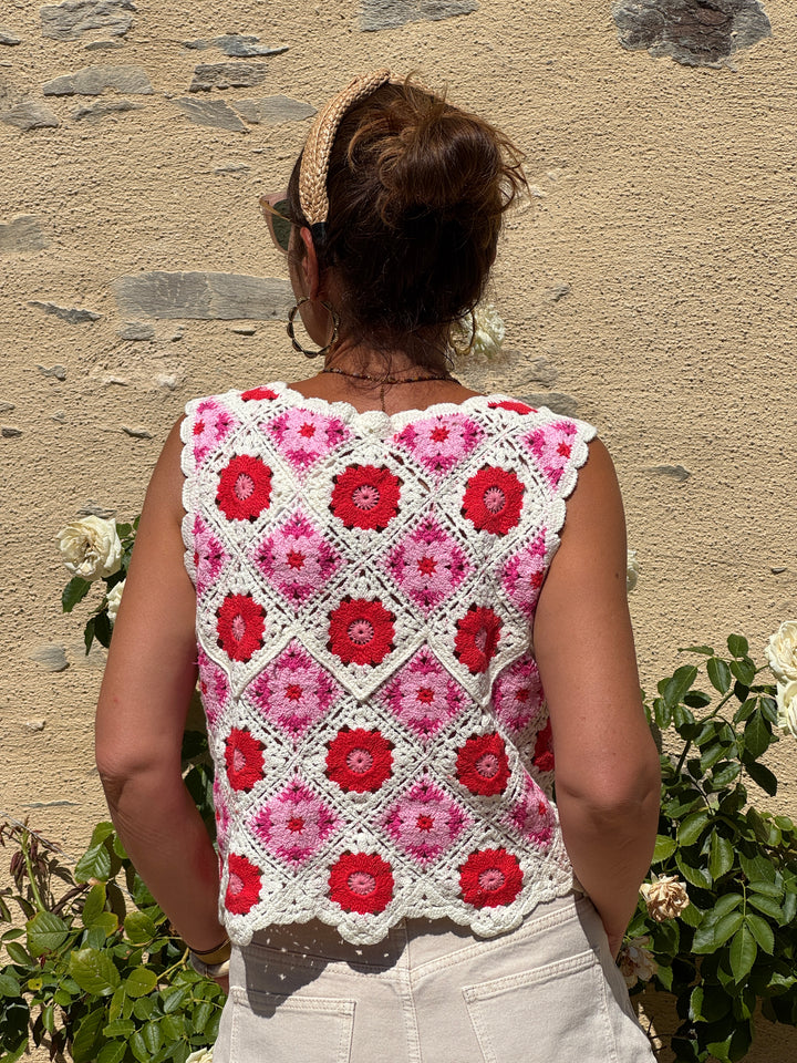Top crochet rose rouge fond beige NAYELI In April 1986