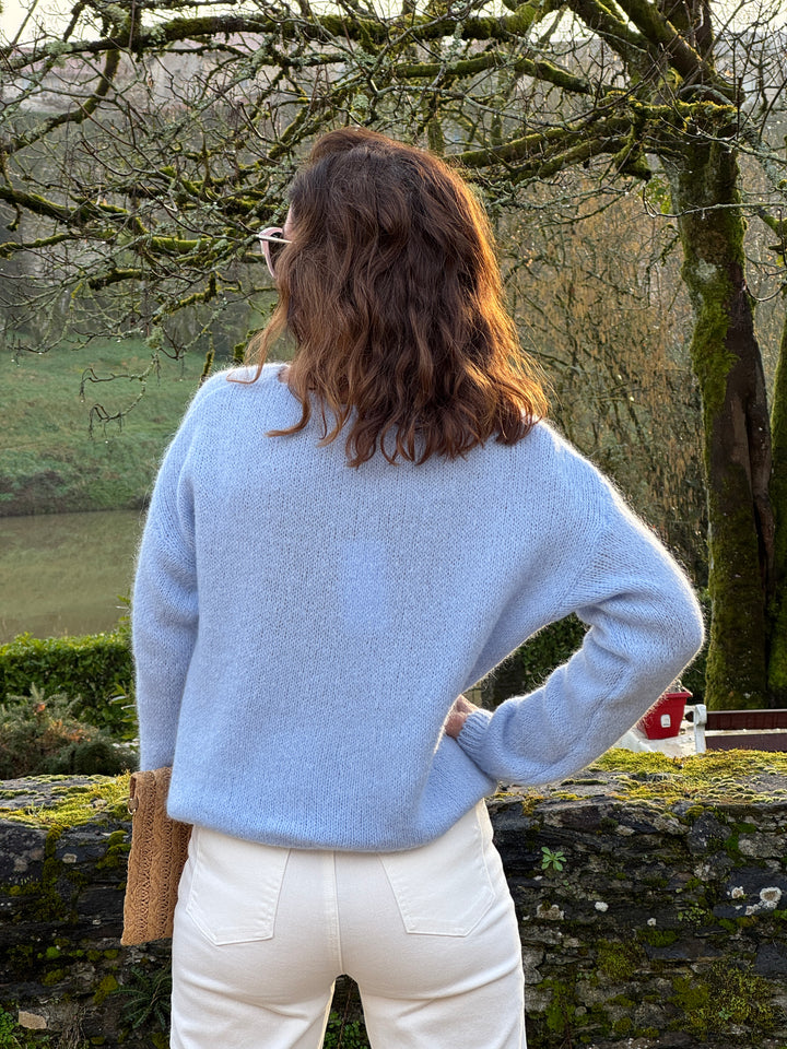 NADEGE himmelblauer V-Ausschnitt-Strickpullover