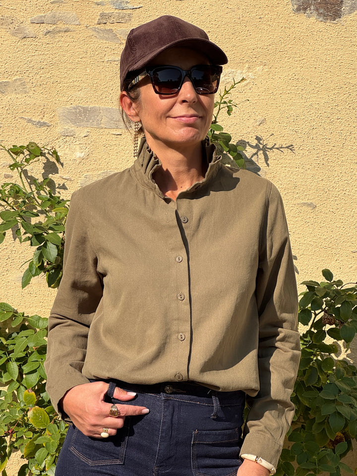 Chemise jean kaki col montant à froufrous ESMOND In April 1986