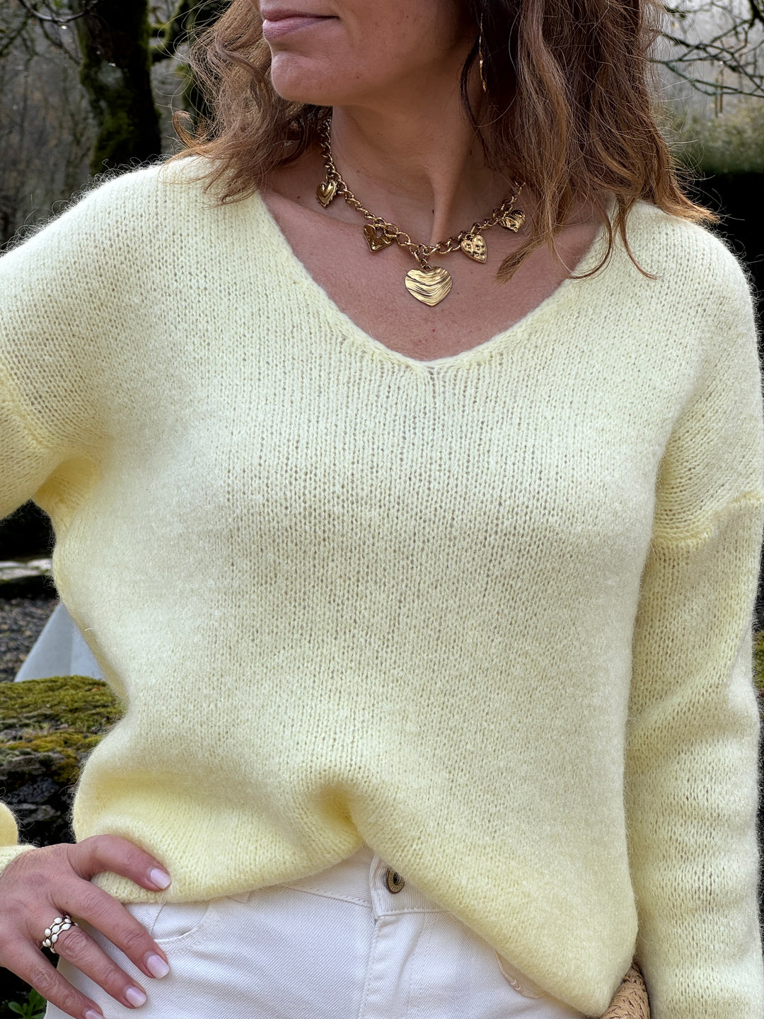 NADEGE gelber Strickpullover mit V-Ausschnitt