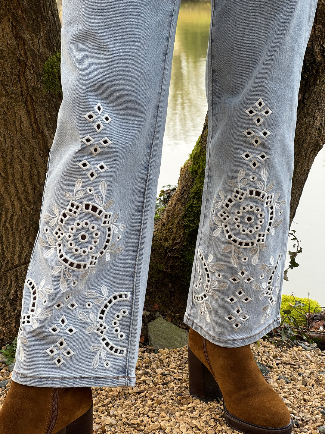 Jean Stone, weiße Durchbruchstickerei ALMA