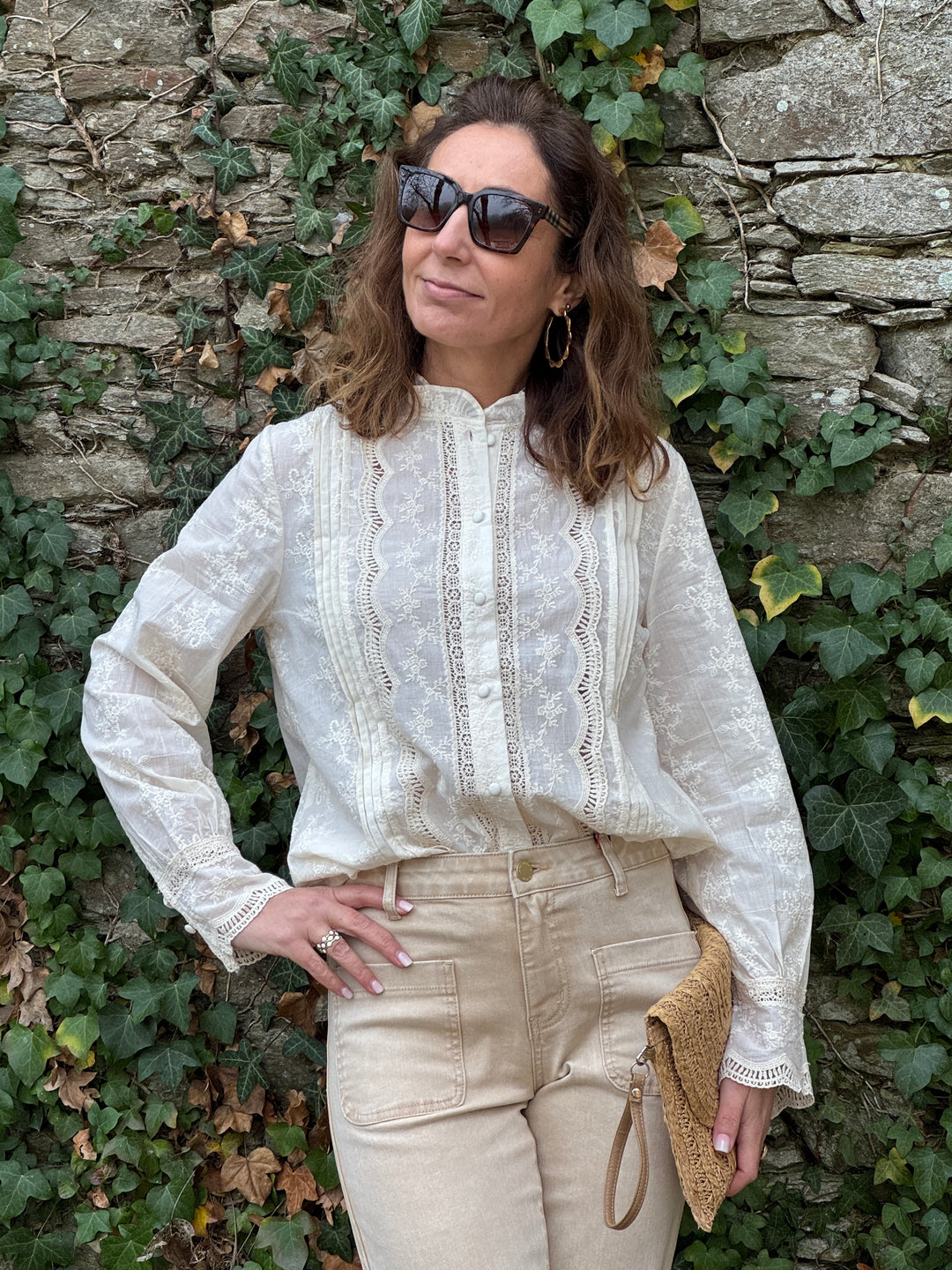 Chemise beige col rond froufrou broderie JULIETTE