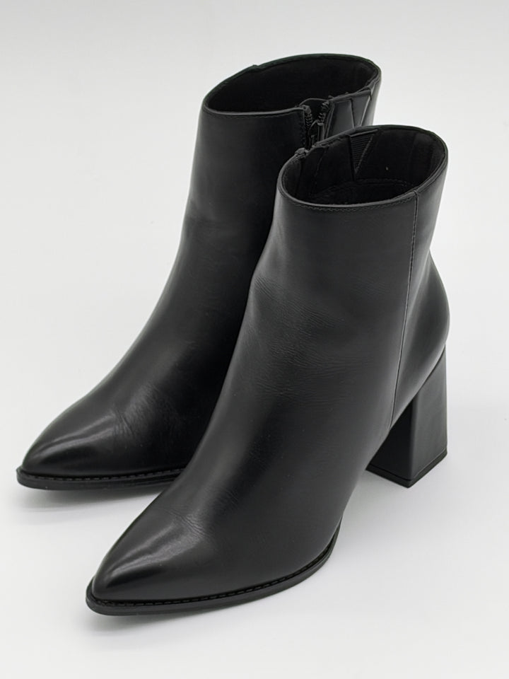 Bottines noires en cuir 2-25367-47 001 Marco Tozzi