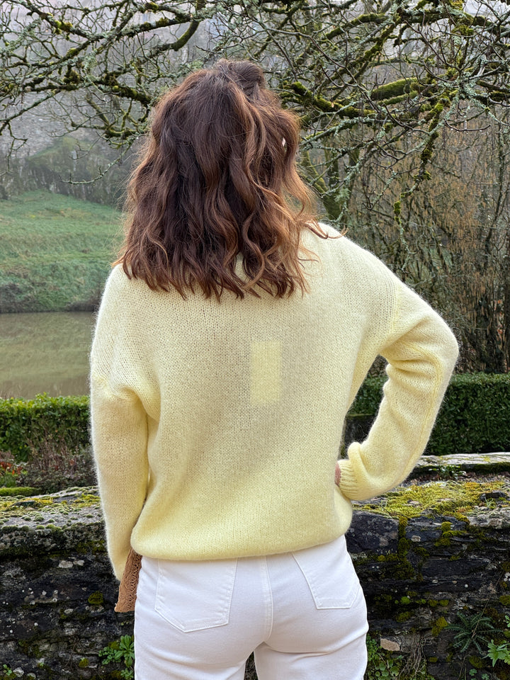 NADEGE gelber Strickpullover mit V-Ausschnitt