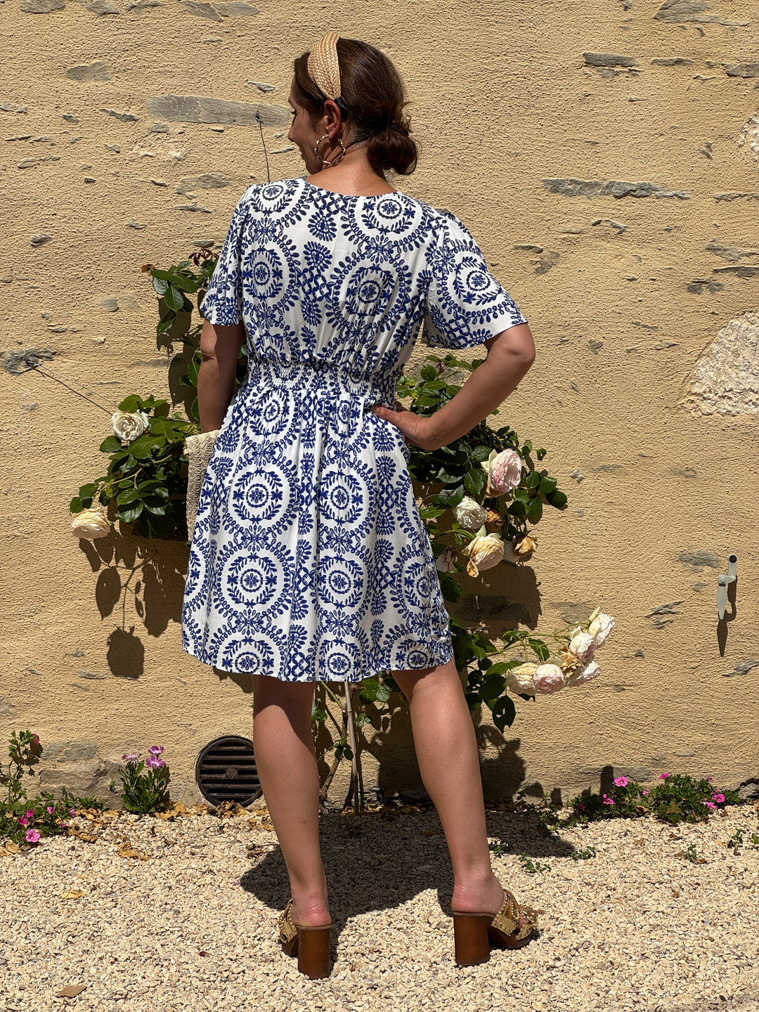 Robe courte imprimé floral bleu fond blanc MIRAN
