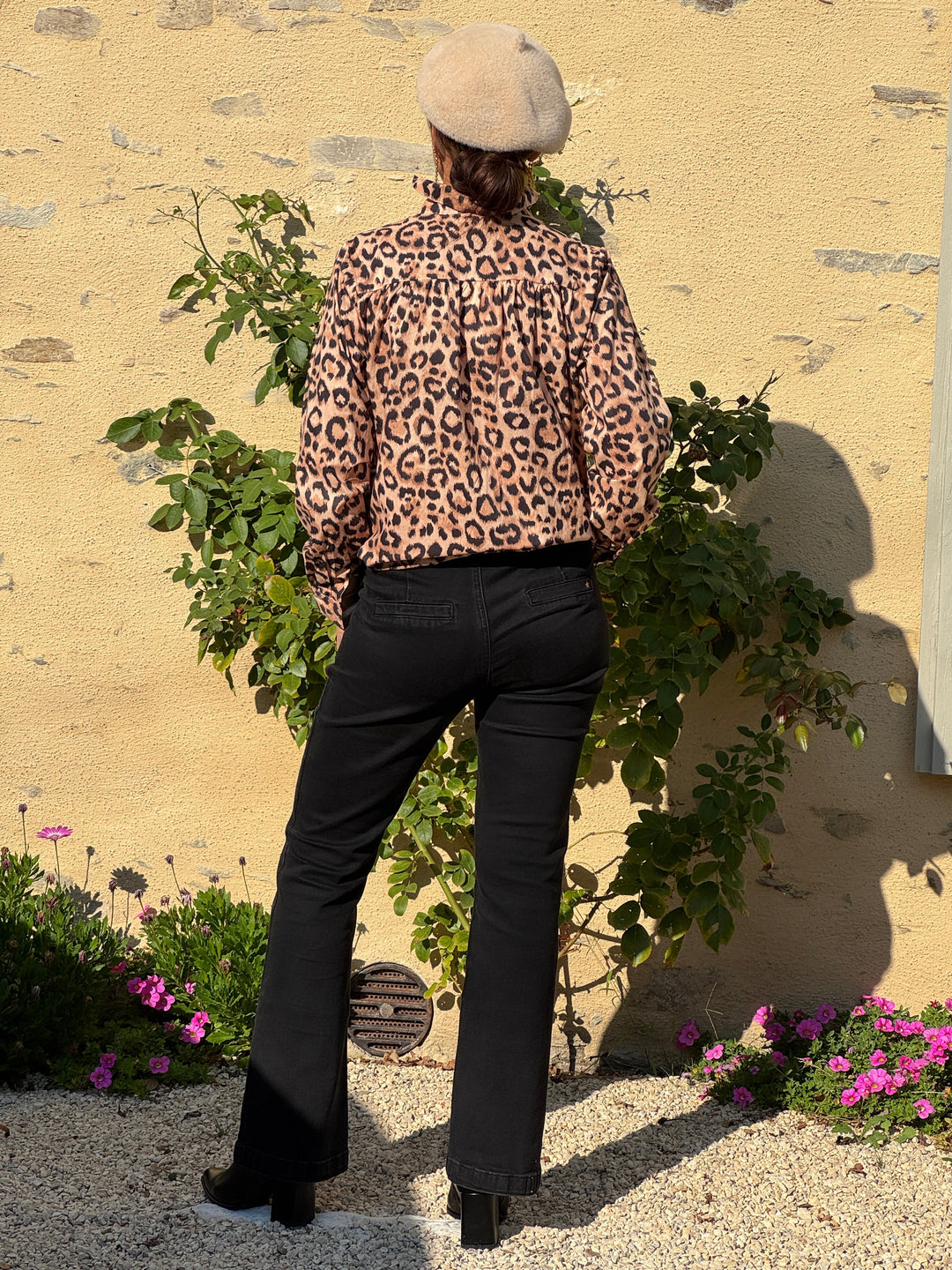 Chemise léopard col montant à froufrous SACHA In April 1986