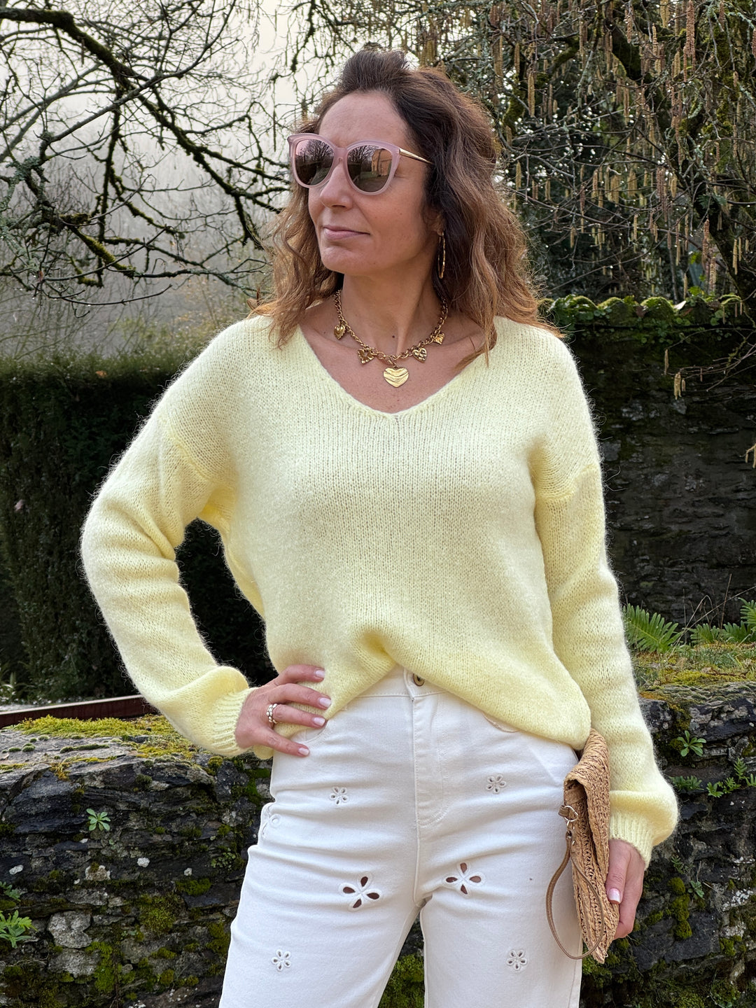NADEGE gelber Strickpullover mit V-Ausschnitt