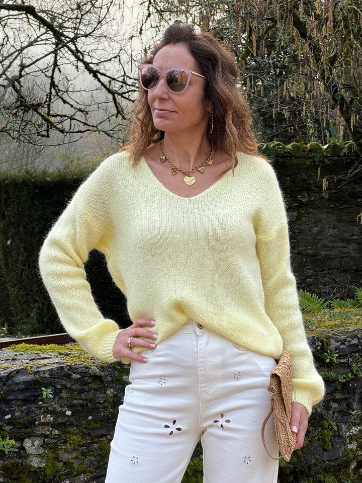 NADEGE gelber Strickpullover mit V-Ausschnitt