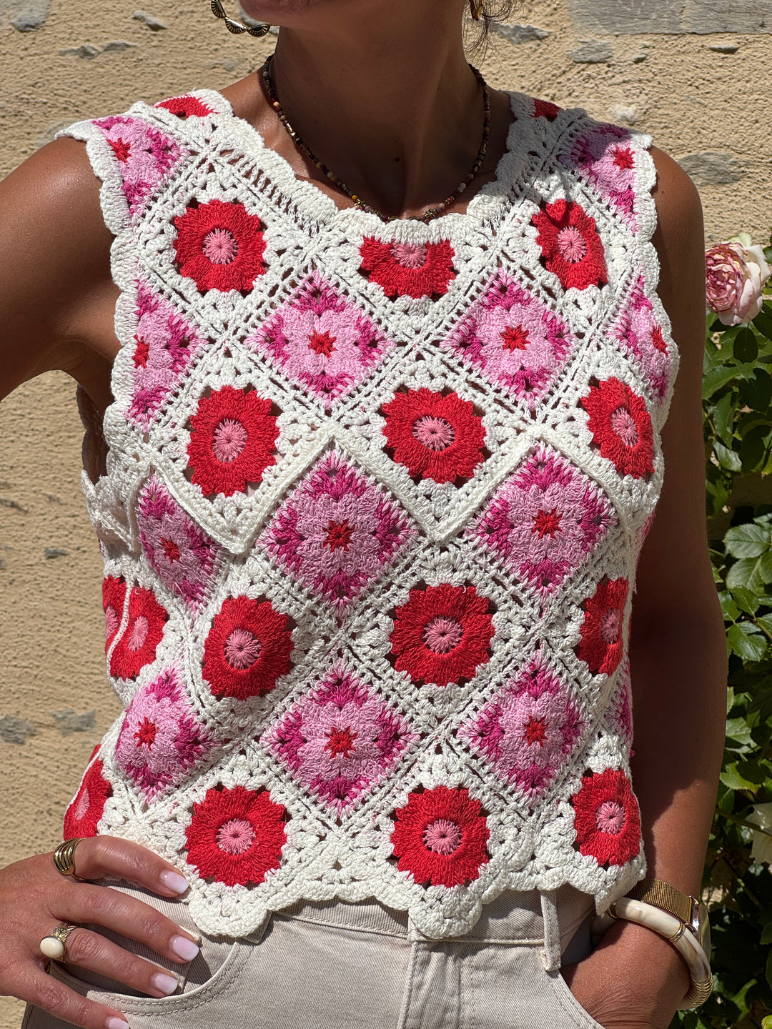 Top crochet rose rouge fond beige NAYELI In April 1986