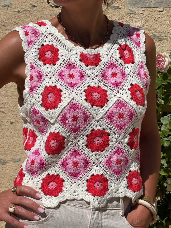 Top crochet rose rouge fond beige NAYELI In April 1986