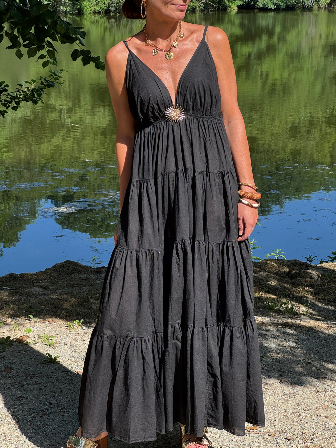 Robe noire empire bijou soleil doré SOLEIL
