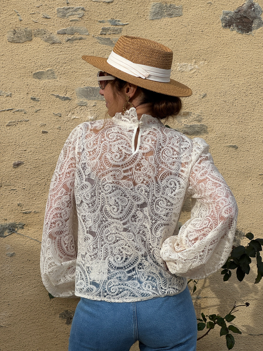 Blouse dentelle motif cachemire col montant écru AGLAE