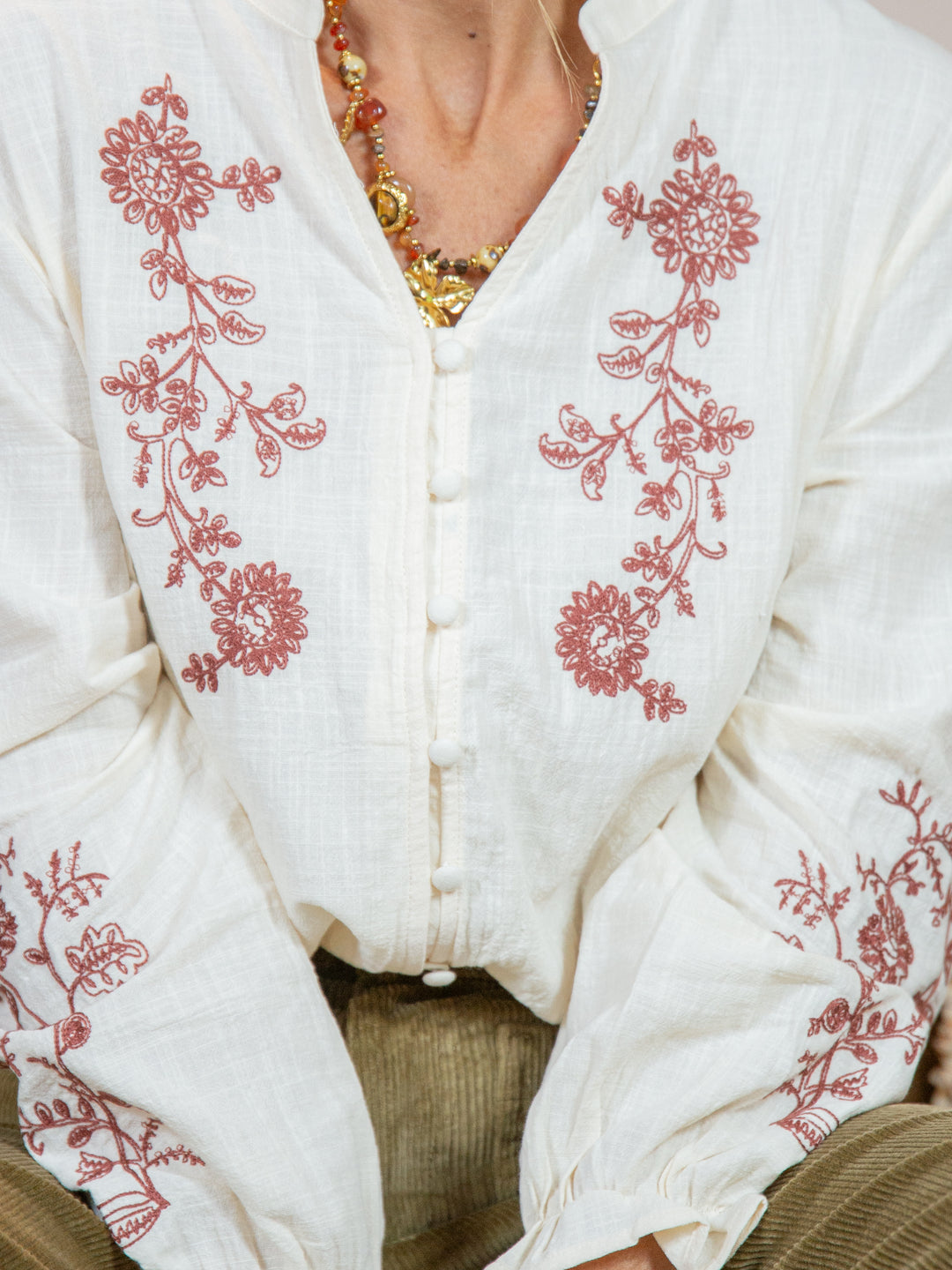 Beige Bluse mit terrakottafarbener Blumenstickerei AUGUSTINE