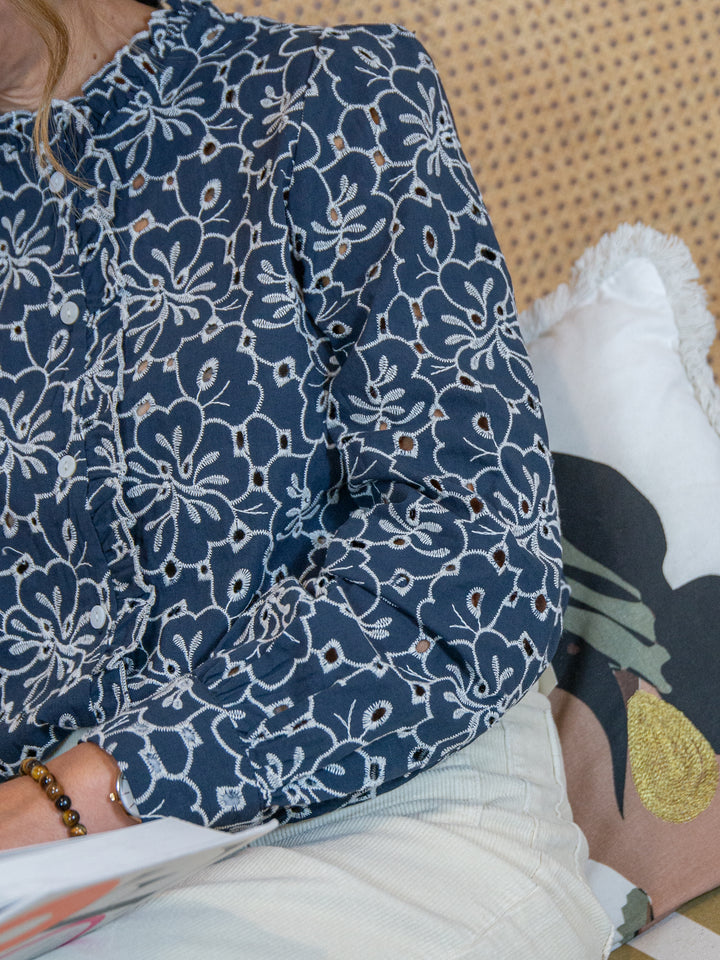 AMARA Marineblaue Bluse mit Blumenstickerei