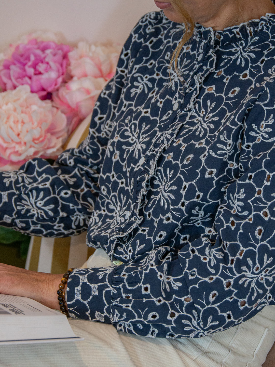 AMARA Marineblaue Bluse mit Blumenstickerei