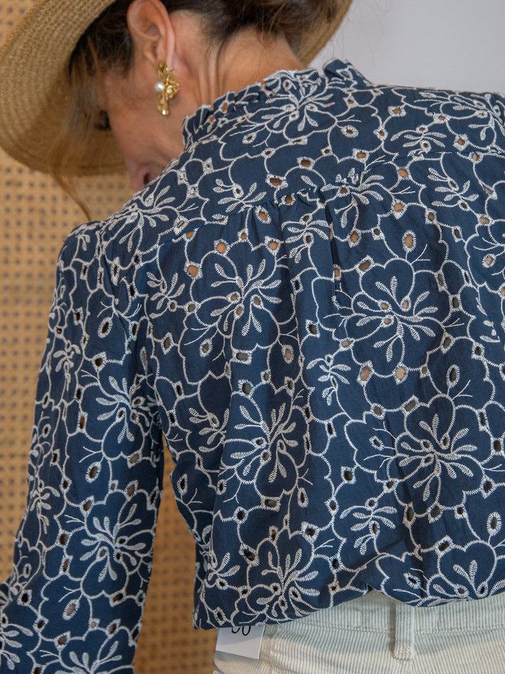 AMARA Marineblaue Bluse mit Blumenstickerei
