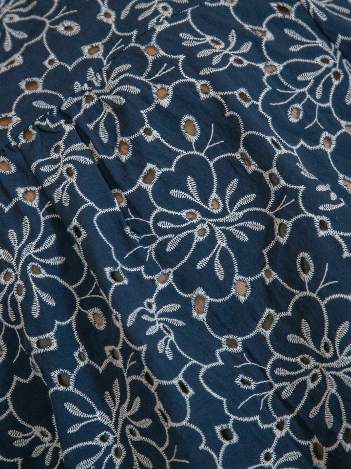 AMARA Marineblaue Bluse mit Blumenstickerei