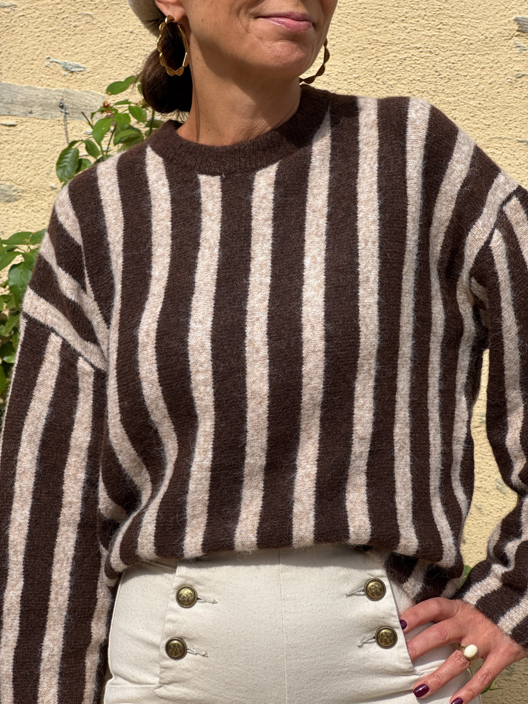 Pull rayures chocolat fond beige broderie rose AMOUR