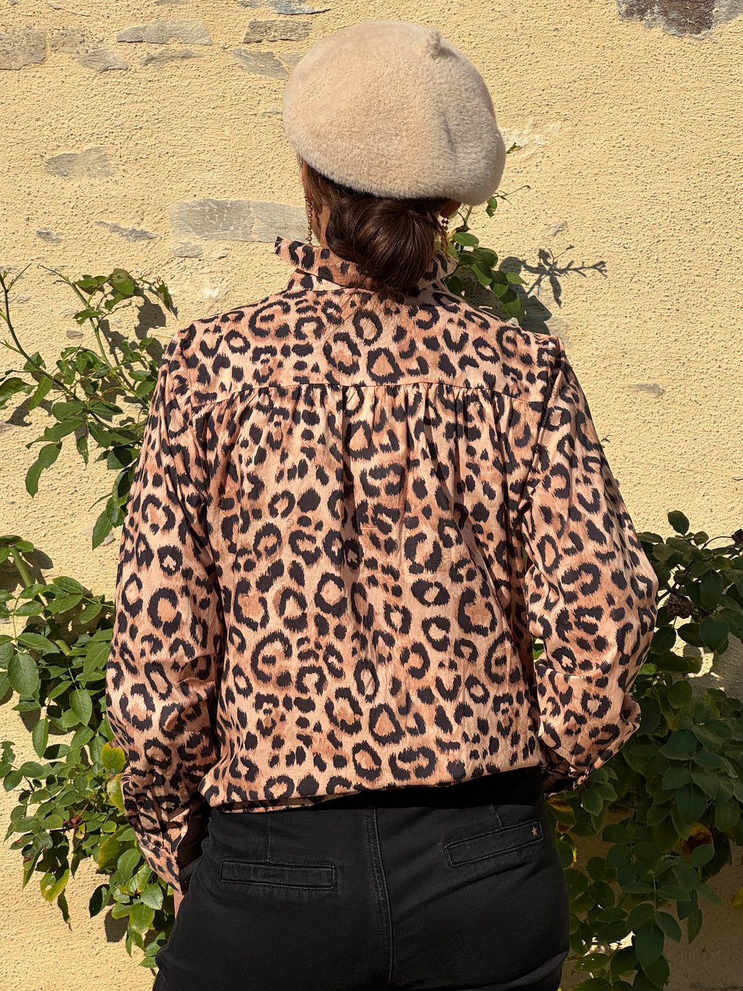 Chemise léopard col montant à froufrous SACHA In April 1986