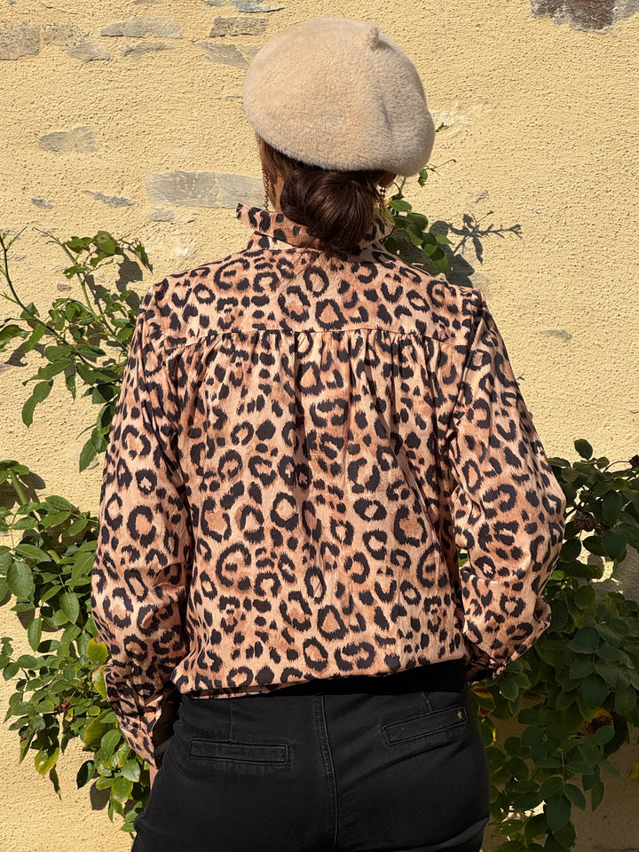 Chemise léopard col montant à froufrous SACHA In April 1986
