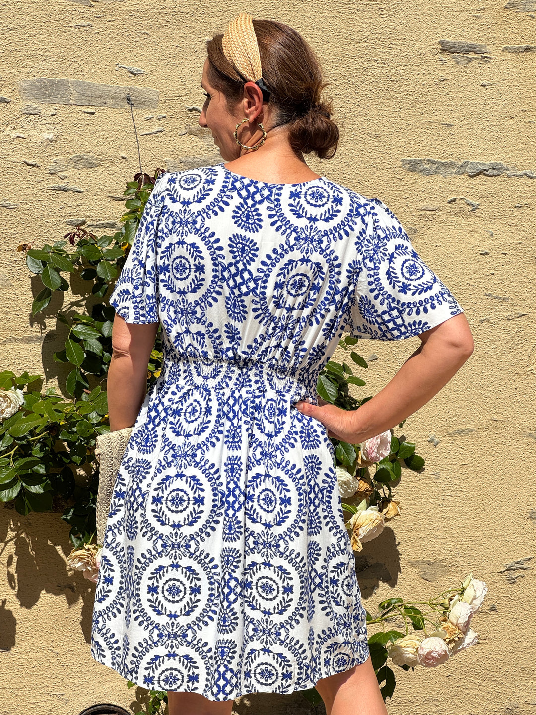 Robe courte imprimé floral bleu fond blanc MIRAN
