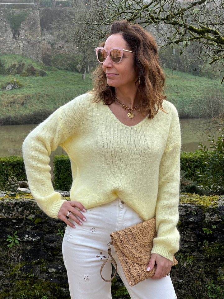 NADEGE gelber Strickpullover mit V-Ausschnitt