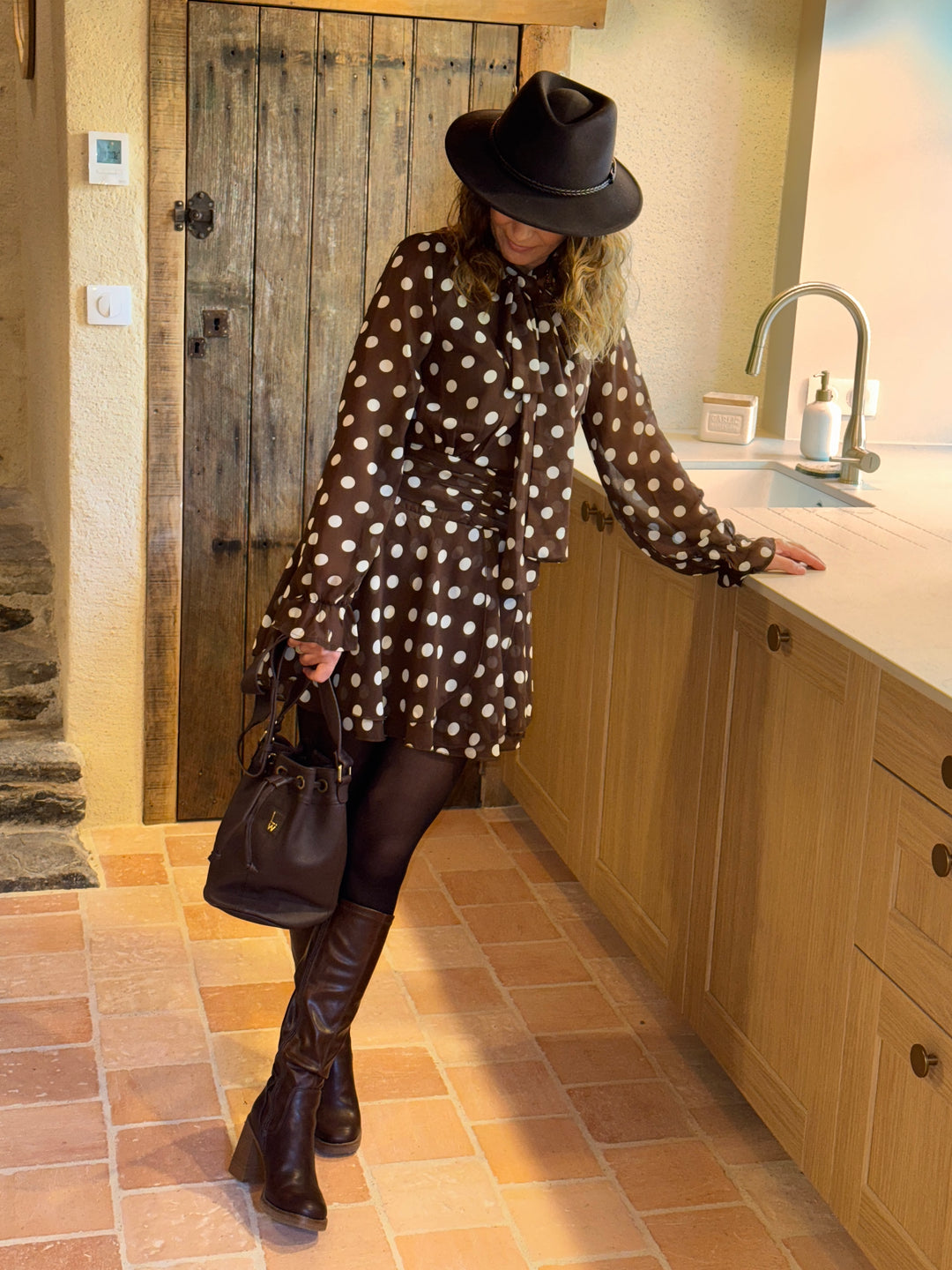 Robe courte chocolat à pois blanc SOPHIA