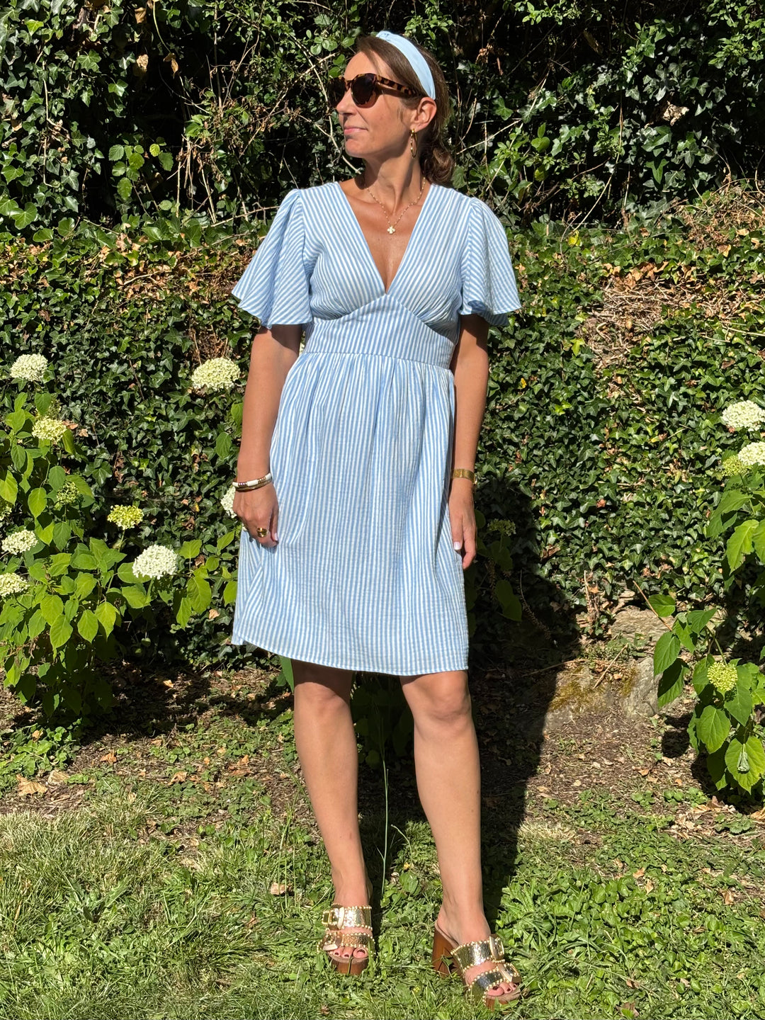 Kleid Tennistreifen hellblau auf weißem Grund MAGNOLIA