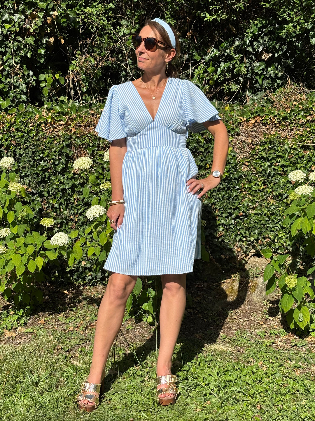 Kleid Tennistreifen hellblau auf weißem Grund MAGNOLIA
