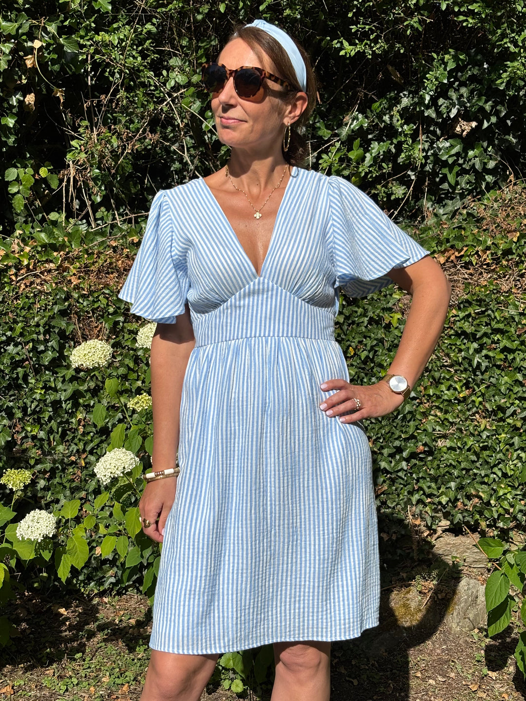 Kleid Tennistreifen hellblau auf weißem Grund MAGNOLIA