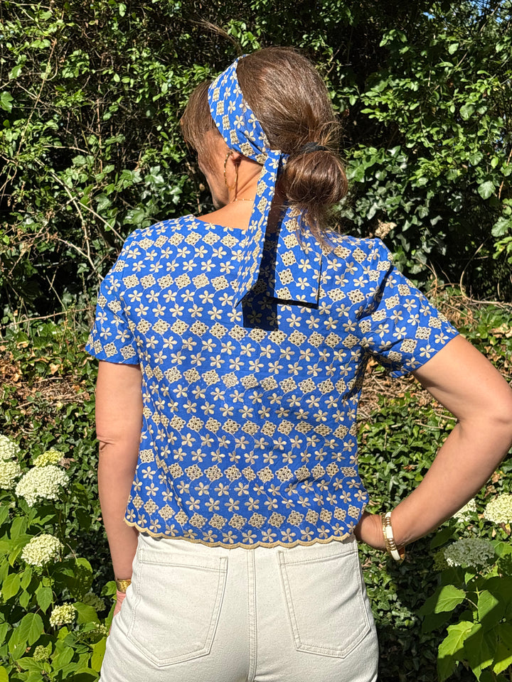 Beiges Stickerei-Oberteil mit blauem Hintergrund, BESTICKT mit Seepferdchen