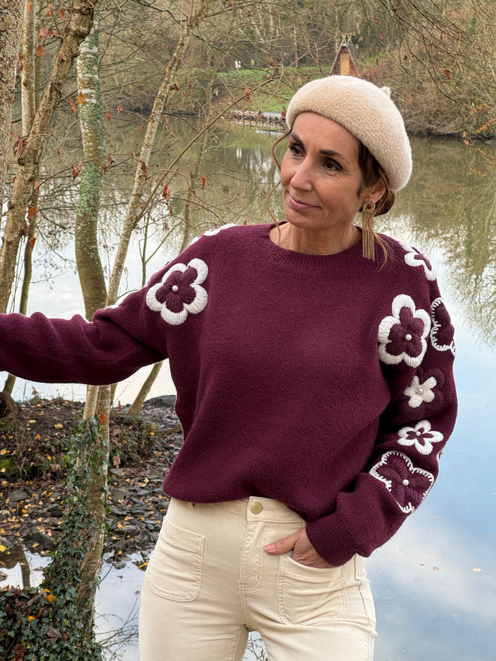 Pull bordeaux marguerites écrues brodées JASMIN