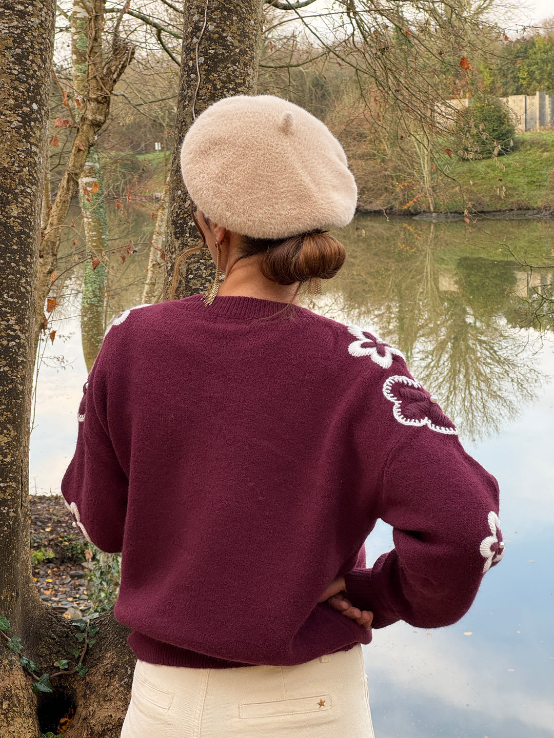 Pull bordeaux marguerites écrues brodées JASMIN