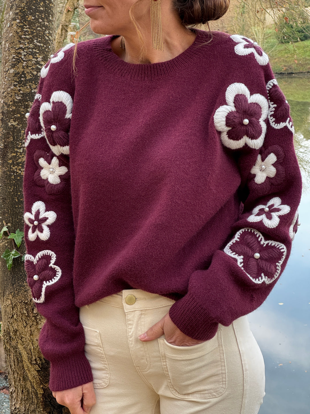 Pull bordeaux marguerites écrues brodées JASMIN