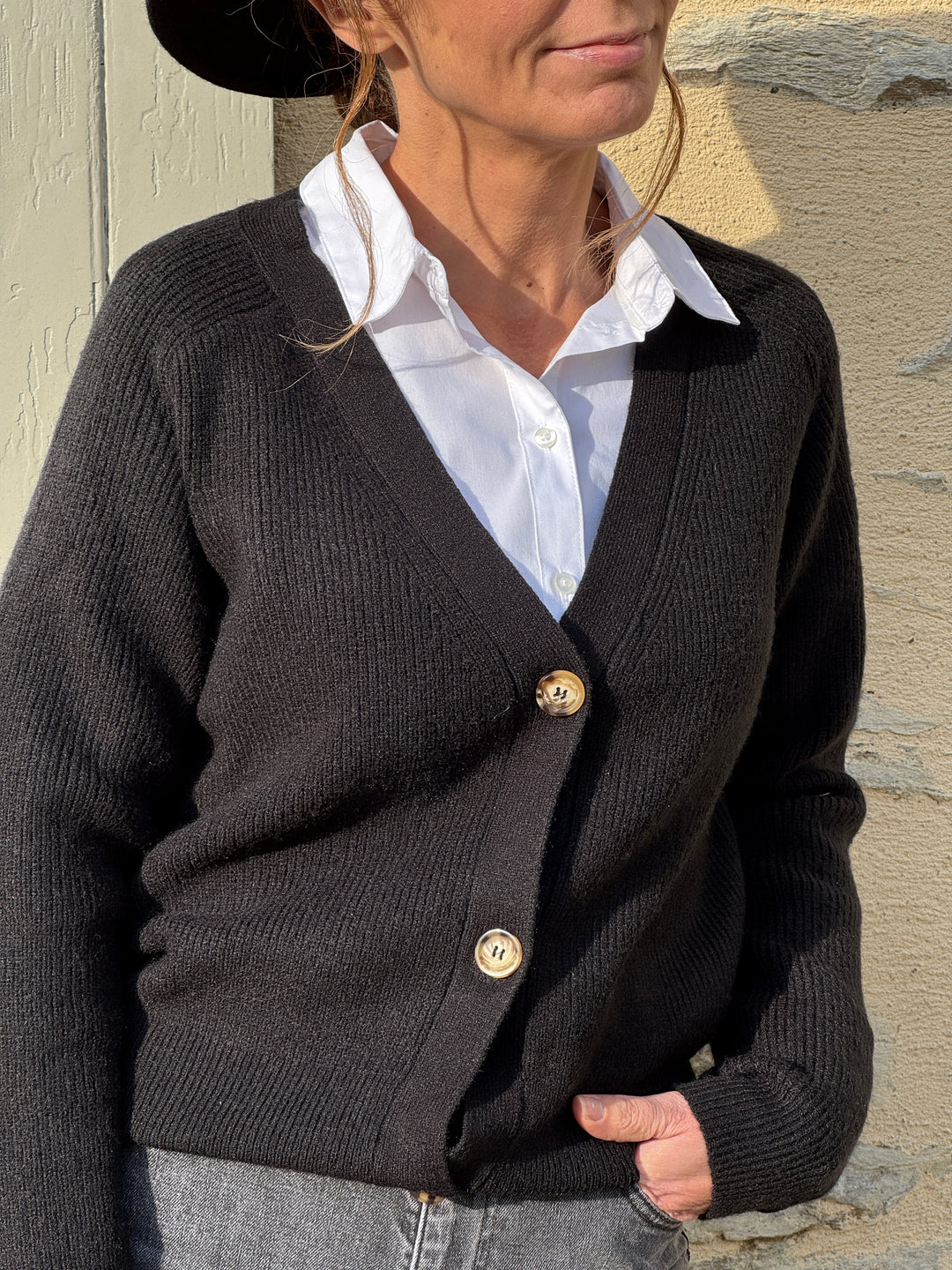 Cardigan noir col V avec boutons LAURA