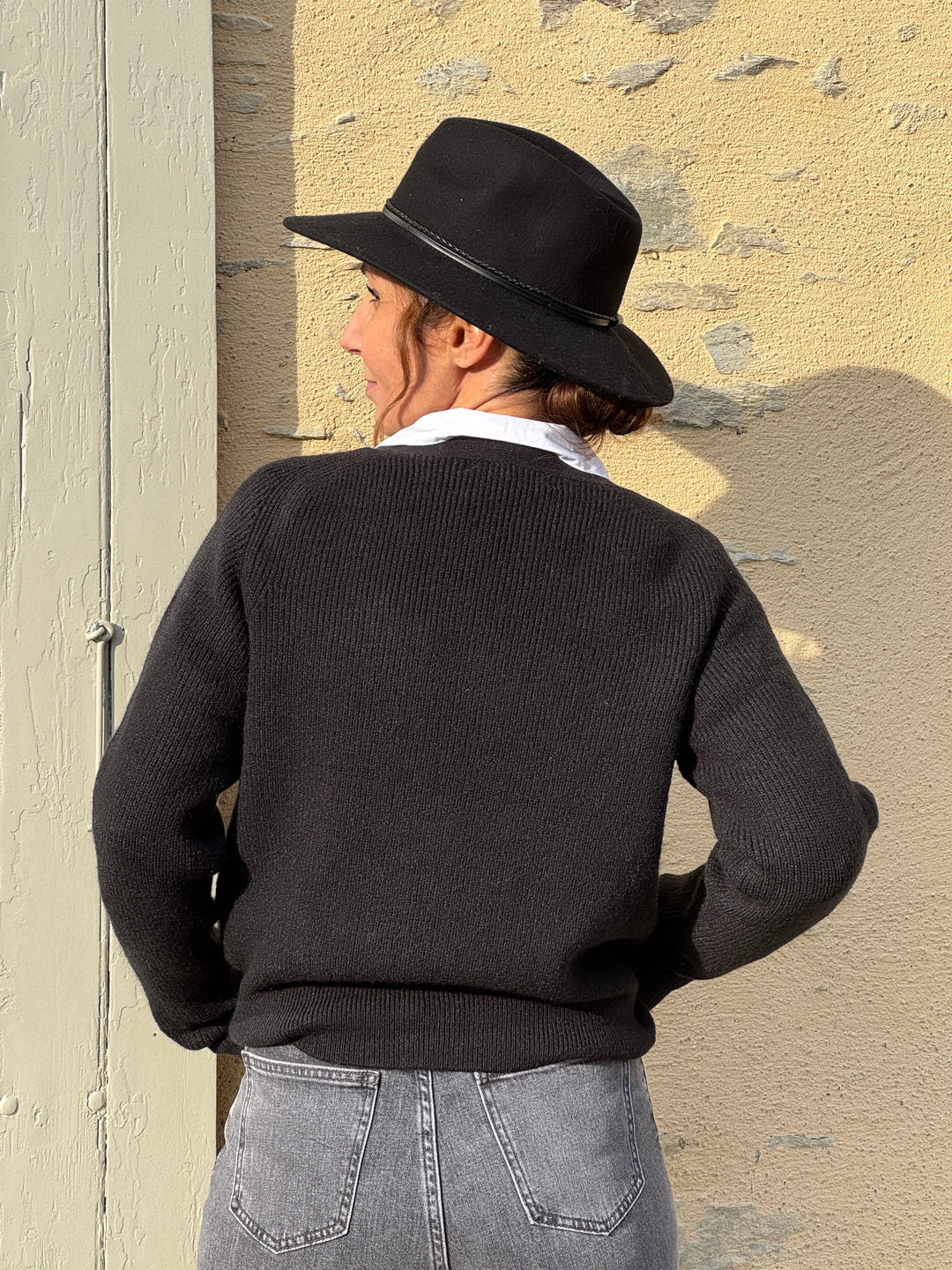 Cardigan noir col V avec boutons LAURA