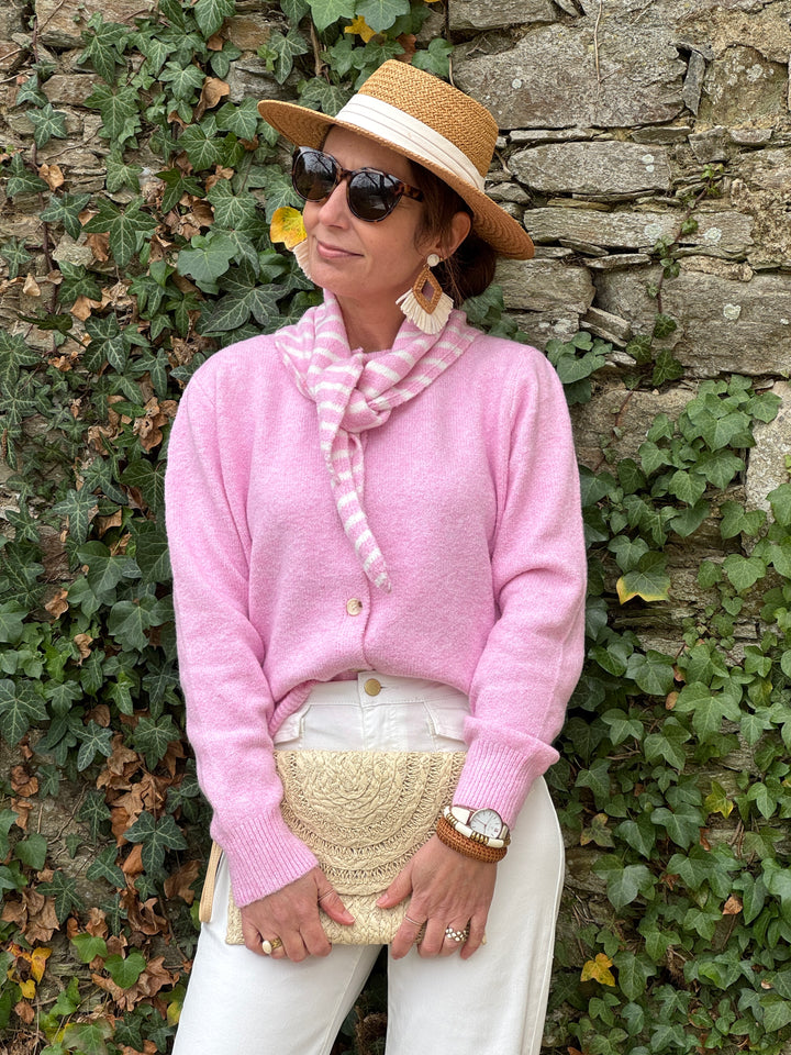 Rosa Weste, rosa Schal mit weißen Streifen, ANGELE