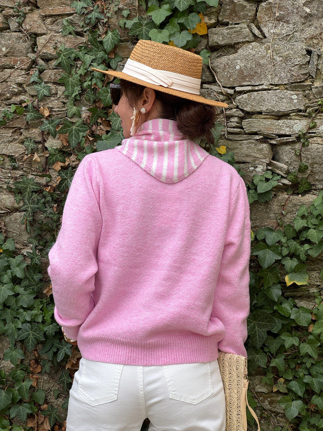 Rosa Weste, rosa Schal mit weißen Streifen, ANGELE