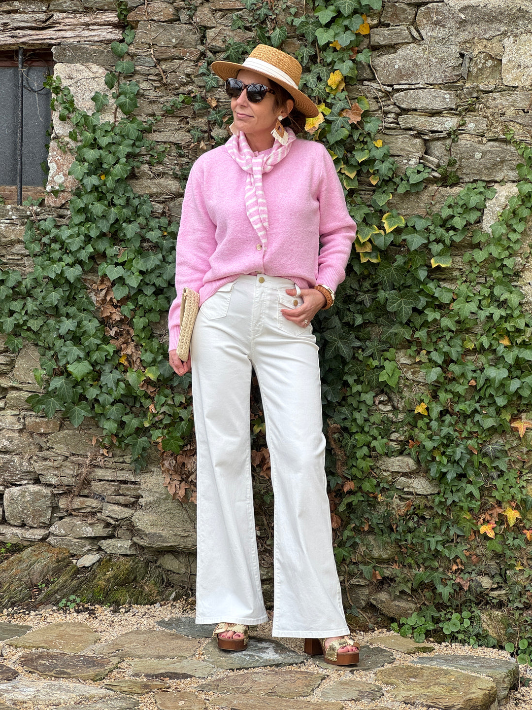 Rosa Weste, rosa Schal mit weißen Streifen, ANGELE