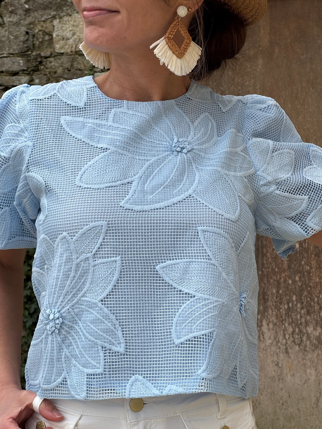 Top bleu broderie florale SAONA