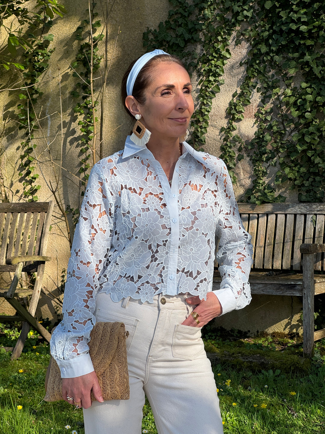 Top bleu broderie florale ajourée LIA