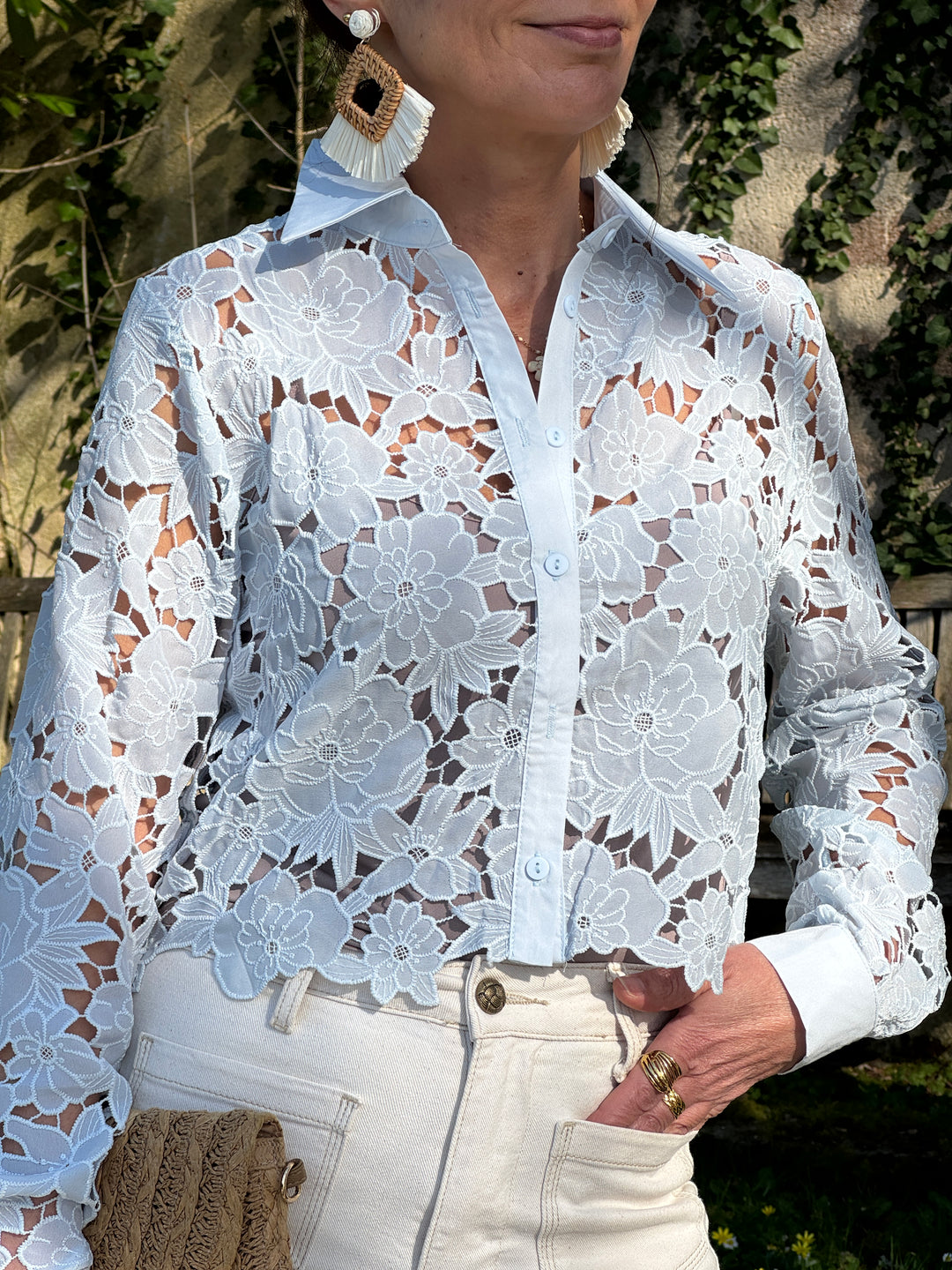 Top bleu broderie florale ajourée LIA